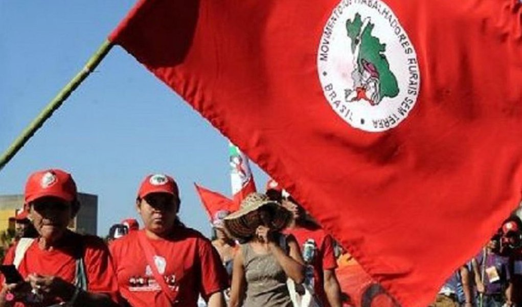 Os sem terra percorreram a rodovia, mas não interromperam o trânsito por completo; Depois de duas horas de manifestação, eles encerraram o ato e programam mais atividades para o transcorrer do dia, quando estão programadas diversas atividades de movimentos sociais, sindicatos e partidos de esquerda, contra o golpismo e em favor do cumprimento da Constituição e respeito ao resultado das eleições (Foto: Luis Mauro Queiroz) Os sem terra percorreram a rodovia, mas não interromperam o trânsito por completo; Depois de duas horas de manifestação, eles encerraram o ato e programam mais atividades para o transcorrer do dia, quando estão programadas diversas atividades de movimentos sociais, sindicatos e partidos de esquerda, contra o golpismo e em favor do cumprimento da Constituição e respeito ao resultado das eleições