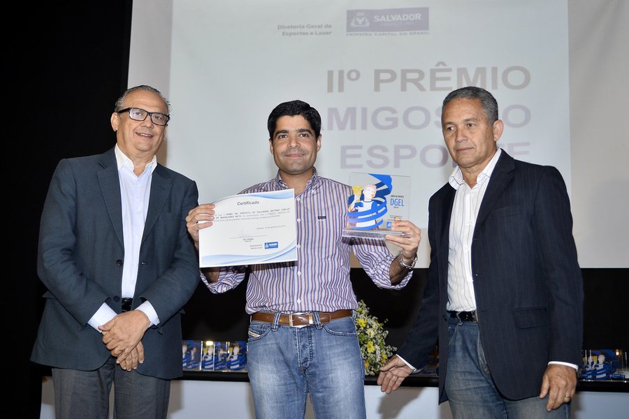Realizada nesta tarde, a cerimônia de entrega do II Prêmio Amigos do Esporte premiou personalidades, empresas e órgãos públicos que contribuíram para o desenvolvimento do esporte na cidade; o prefeito ACM Neto fez balanço dos investimentos na área ao longo dos dois anos de gestão; "Estamos recuperando quadras, campos e equipamentos esportivos em toda a cidade, com recursos públicos e em parcerias com a iniciativa privada. São mais de 100 equipamentos sendo recuperados ou requalificados nesse momento, e a demanda só aumenta quando visitamos os bairros. Nosso maior objetivo com isso é manter nossas crianças e jovens afastadas do mundo das drogas e da criminalidade" (Foto: Romulo Faro) Realizada nesta tarde, a cerimônia de entrega do II Prêmio Amigos do Esporte premiou personalidades, empresas e órgãos públicos que contribuíram para o desenvolvimento do esporte na cidade; o prefeito ACM Neto fez balanço dos investimentos na área ao longo dos dois anos de gestão; "Estamos recuperando quadras, campos e equipamentos esportivos em toda a cidade, com recursos públicos e em parcerias com a iniciativa privada. São mais de 100 equipamentos sendo recuperados ou requalificados nesse momento, e a demanda só aumenta quando visitamos os bairros. Nosso maior objetivo com isso é manter nossas crianças e jovens afastadas do mundo das drogas e da criminalidade"