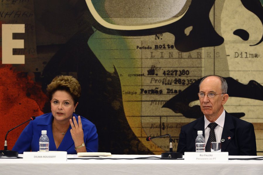 O presidente do PT, Rui Falcão, concedeu uma importante entrevista ao jornalista Kennedy Alencar, do SBT; disse que um eventual pedido de impeachment da presidente Dilma Rousseff “certamente será repudiado pela população”; ele afirmou ainda que a oposição precisa “saber perder” e “reconhecer o resultado”; Falcão também acusou o juiz Sergio Moro de ter cometido uma ilegalidade, ao vazar trechos duas delações premiadas para, segundo ele, prejudicar o PT; “Pela lei da delação premiada, você só torna pública a delação premiada quando há denúncia formal”, afirmou; em relação a 2018, ele aposta na volta de Lula; “Continuo preferindo o Lula, desde que ele queira” (Foto: Leonardo Attuch) www.brasil247.com - O presidente do PT, Rui Falcão, concedeu uma importante entrevista ao jornalista Kennedy Alencar, do SBT; disse que um eventual pedido de impeachment da presidente Dilma Rousseff “certamente será repudiado pela população”; ele afirmou ainda que a oposição precisa “saber perder” e “reconhecer o resultado”; Falcão também acusou o juiz Sergio Moro de ter cometido uma ilegalidade, ao vazar trechos duas delações premiadas para, segundo ele, prejudicar o PT; “Pela lei da delação premiada, você só torna pública a delação premiada quando há denúncia formal”, afirmou; em relação a 2018, ele aposta na volta de Lula; “Continuo preferindo o Lula, desde que ele queira”