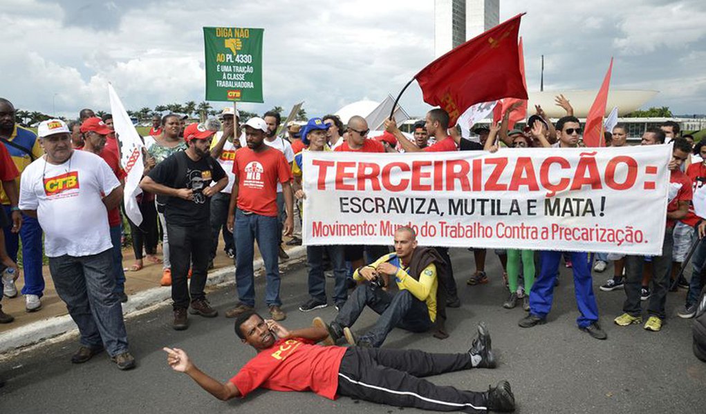 Encontro – que reuniu CGTB, CSP-Conlutas, CTB, CUT, Força, Intersindical, Nova Central e UGT – prevê ação conjunta no Senado e também participação, sem exceções, do dia nacional de paralisações e protestos, previsto para a última sexta-feira deste mês (29); "Queremos a regulamentação, não a precarização. Do jeito que passou, tudo foi rasgado", disse o presidente da UGT, Ricardo Patah; ele enfatizou a importância da reunião de hoje, "depois de uma série de ações que de certa forma distanciaram as centrais" (Foto: Roberta Namour) Encontro – que reuniu CGTB, CSP-Conlutas, CTB, CUT, Força, Intersindical, Nova Central e UGT – prevê ação conjunta no Senado e também participação, sem exceções, do dia nacional de paralisações e protestos, previsto para a última sexta-feira deste mês (29); "Queremos a regulamentação, não a precarização. Do jeito que passou, tudo foi rasgado", disse o presidente da UGT, Ricardo Patah; ele enfatizou a importância da reunião de hoje, "depois de uma série de ações que de certa forma distanciaram as centrais"