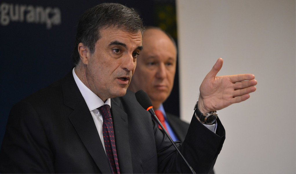 Ministro da Justiça, José Eduardo Cardozo, reuniu-se com líderes da base na Câmara e afirmou que a aprovação da medida no Congresso será "uma bomba atômica para o sistema prisional dos Estados"; ministro voltou a lembrar que a aprovação da PEC pode levar ainda a uma mudança em outras leis, como as que tratam da permissão de dirigir e de venda de bebidas alcoólicas para jovens a partir dos 16 anos; prevista para hoje, votação da redução da maioridade terá acesso restrito na Câmara (Foto: Aquiles Lins) Ministro da Justiça, José Eduardo Cardozo, reuniu-se com líderes da base na Câmara e afirmou que a aprovação da medida no Congresso será "uma bomba atômica para o sistema prisional dos Estados"; ministro voltou a lembrar que a aprovação da PEC pode levar ainda a uma mudança em outras leis, como as que tratam da permissão de dirigir e de venda de bebidas alcoólicas para jovens a partir dos 16 anos; prevista para hoje, votação da redução da maioridade terá acesso restrito na Câmara