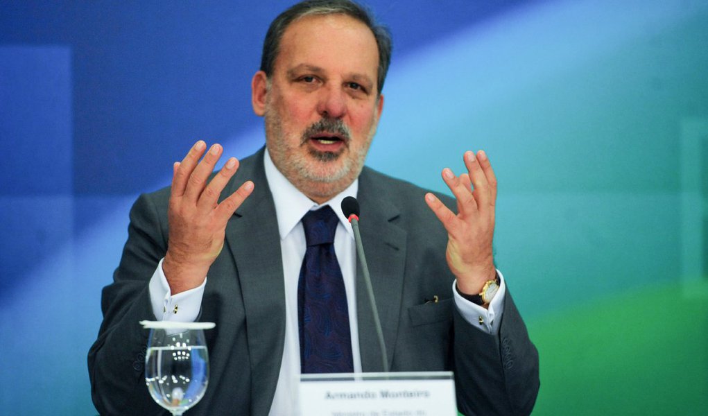 O ministro do Desenvolvimento, Indústria e Comércio Exterior, Armando Monteiro, rebateu nesta terça (18) o ex-presidente Fernando Henrique Cardoso (PSDB) e disse que o tucano "desconsidera a legitimidade da qual Dilma é portadora" ao dizer que a renúncia seria "um gesto de grandeza" da presidente; "Dilma foi eleita num processo rigorosamente democrático e, portanto, me parece que, ao fazer essa colocação, o presidente desconsidera essa legitimidade da qual inquestionavelmente Dilma é portadora", disse Monteiro, primeiro ministro de Estado que se posiciona oficialmente sobre as declarações do tucano (Foto: Valter Lima) O ministro do Desenvolvimento, Indústria e Comércio Exterior, Armando Monteiro, rebateu nesta terça (18) o ex-presidente Fernando Henrique Cardoso (PSDB) e disse que o tucano "desconsidera a legitimidade da qual Dilma é portadora" ao dizer que a renúncia seria "um gesto de grandeza" da presidente; "Dilma foi eleita num processo rigorosamente democrático e, portanto, me parece que, ao fazer essa colocação, o presidente desconsidera essa legitimidade da qual inquestionavelmente Dilma é portadora", disse Monteiro, primeiro ministro de Estado que se posiciona oficialmente sobre as declarações do tucano