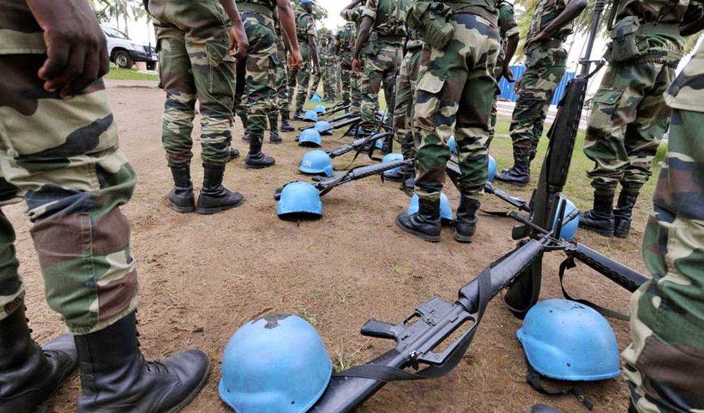 Agressores desconhecidos dispararam dezenas de foguetes em direção a uma base da Organização das Nações Unidas nos arredores da cidade de Kidal, no norte do Mali, neste domingo, 8, matando pelo menos três pessoas; segundo a ONU, o incidente é o terceiro ataque neste fim de semana, apontando para a instabilidade em curso dois anos depois de a França ter ajudado a retomar o deserto no norte do país de militantes ligados à Al Qaeda (Foto: Aquiles Lins) Agressores desconhecidos dispararam dezenas de foguetes em direção a uma base da Organização das Nações Unidas nos arredores da cidade de Kidal, no norte do Mali, neste domingo, 8, matando pelo menos três pessoas; segundo a ONU, o incidente é o terceiro ataque neste fim de semana, apontando para a instabilidade em curso dois anos depois de a França ter ajudado a retomar o deserto no norte do país de militantes ligados à Al Qaeda