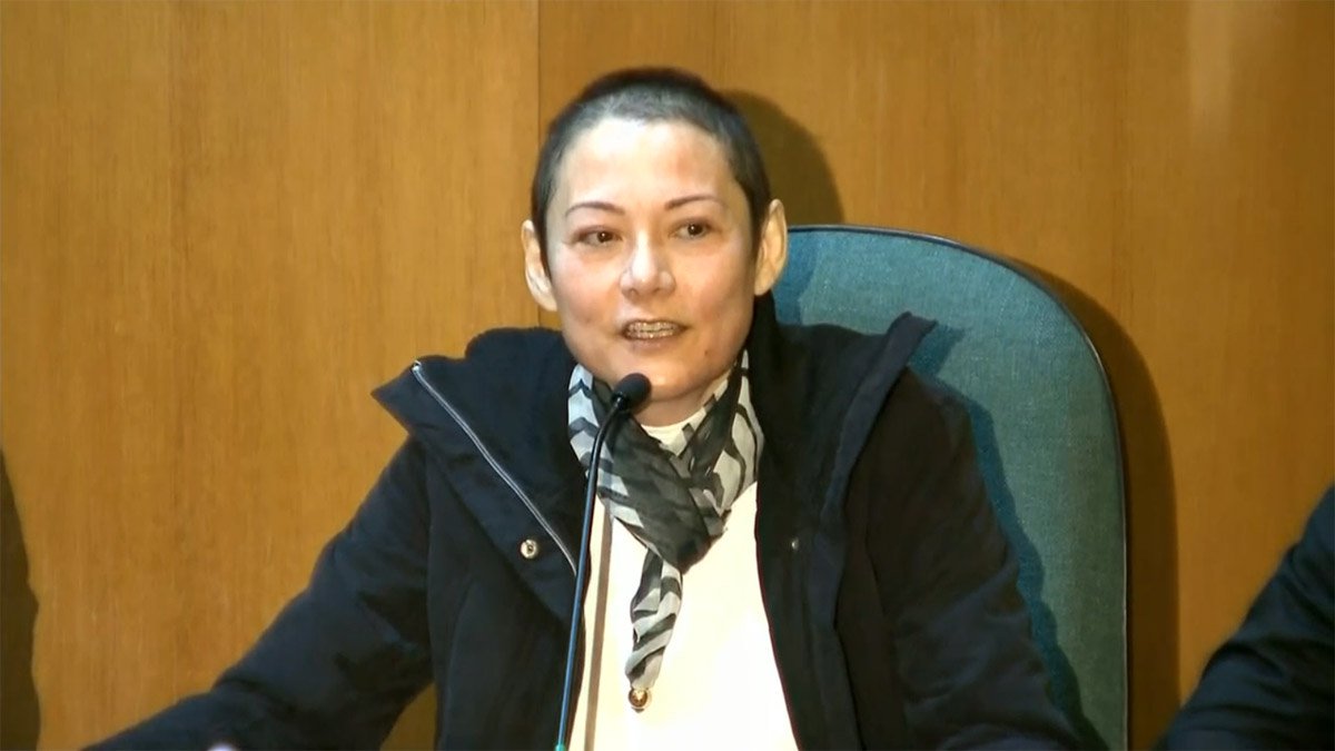 Nelma Penasso Kodama, ou "Dama do Mercado", como era conhecida, negou hoje em depoimento à CPI da Petrobras ter escondido 200 mil euros na calcinha, motivo pela qual foi detida em março de 2014, quando tentava embarcar para a Itália - segundo ela, o dinheiro estava no bolso; e revelou ter sido amante de Alberto Youssef, com quem "viveu maritalmente" por dois anos; neste momento, ela provoca risos ao cantar a música "Amada amante", de Roberto Carlos (Foto: Paulo Emílio) Nelma Penasso Kodama, ou "Dama do Mercado", como era conhecida, negou hoje em depoimento à CPI da Petrobras ter escondido 200 mil euros na calcinha, motivo pela qual foi detida em março de 2014, quando tentava embarcar para a Itália - segundo ela, o dinheiro estava no bolso; e revelou ter sido amante de Alberto Youssef, com quem "viveu maritalmente" por dois anos; neste momento, ela provoca risos ao cantar a música "Amada amante", de Roberto Carlos