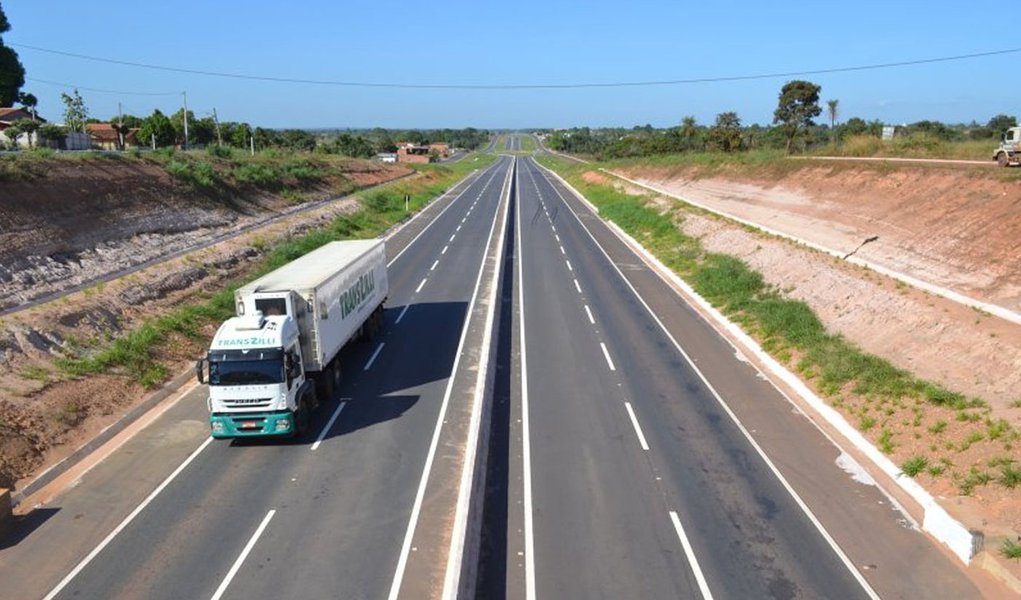 No encontro promovido pela ministra da Agricultura nesta quarta-feira, 24, o secretário nacional das obras PAC, Maurício Muniz, discutiu com os deputados federais Carlos Gaguim (PMDB) e Irajá Abreu (PSD), e com um grupo de empresários da construção civil no Estado soluções para a concessão da rodovia BR-153, no trecho entre Anápolis e Aliança, concedido à construtora Queiroz Galvão, e apresentar proposta de concessão do trecho entre Aliança a Estreito (MA); Kátia defende que o trecho Aliança/ Estreito seja subdividido para que possa atrair mais empresários do ramo de todo o país. Um lote abarcaria a parte da rodovia entre Aliança e Guaraí e o segundo lote no trecho da BR-153 de Guaraí a Estreito (Foto: Aquiles Lins) No encontro promovido pela ministra da Agricultura nesta quarta-feira, 24, o secretário nacional das obras PAC, Maurício Muniz, discutiu com os deputados federais Carlos Gaguim (PMDB) e Irajá Abreu (PSD), e com um grupo de empresários da construção civil no Estado soluções para a concessão da rodovia BR-153, no trecho entre Anápolis e Aliança, concedido à construtora Queiroz Galvão, e apresentar proposta de concessão do trecho entre Aliança a Estreito (MA); Kátia defende que o trecho Aliança/ Estreito seja subdividido para que possa atrair mais empresários do ramo de todo o país. Um lote abarcaria a parte da rodovia entre Aliança e Guaraí e o segundo lote no trecho da BR-153 de Guaraí a Estreito