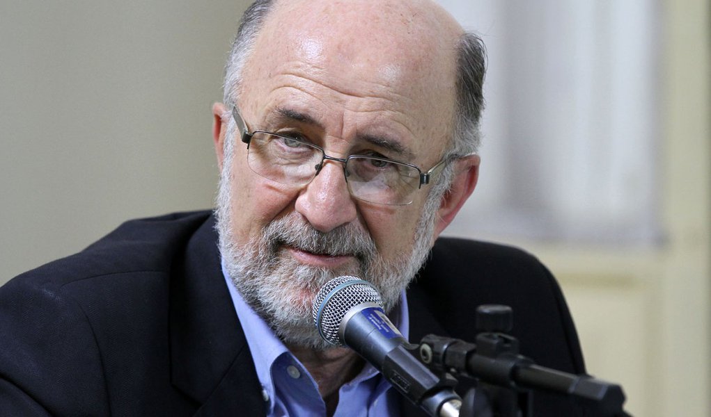 O deputado estadual Paulo Corrêa Rocha (PSDB) fez um levantamento feito no Sistema de Acompanhamento Financeiro do Estado (Siafem) apontando que a dívida do estado é de R$ 2,9 bilhões, sendo R$ 1 bilhão com restos a pagar do ano passado e R$ 1,9 bilhão com serviços já executados no primeiro trimestre deste ano, mas que ainda não foram pagos; segundo o governo, crise na Petrobras, queda nos preços do barril do petróleo e desaceleração do crescimento afetam as finanças do estado (Foto: Leonardo Lucena) O deputado estadual Paulo Corrêa Rocha (PSDB) fez um levantamento feito no Sistema de Acompanhamento Financeiro do Estado (Siafem) apontando que a dívida do estado é de R$ 2,9 bilhões, sendo R$ 1 bilhão com restos a pagar do ano passado e R$ 1,9 bilhão com serviços já executados no primeiro trimestre deste ano, mas que ainda não foram pagos; segundo o governo, crise na Petrobras, queda nos preços do barril do petróleo e desaceleração do crescimento afetam as finanças do estado