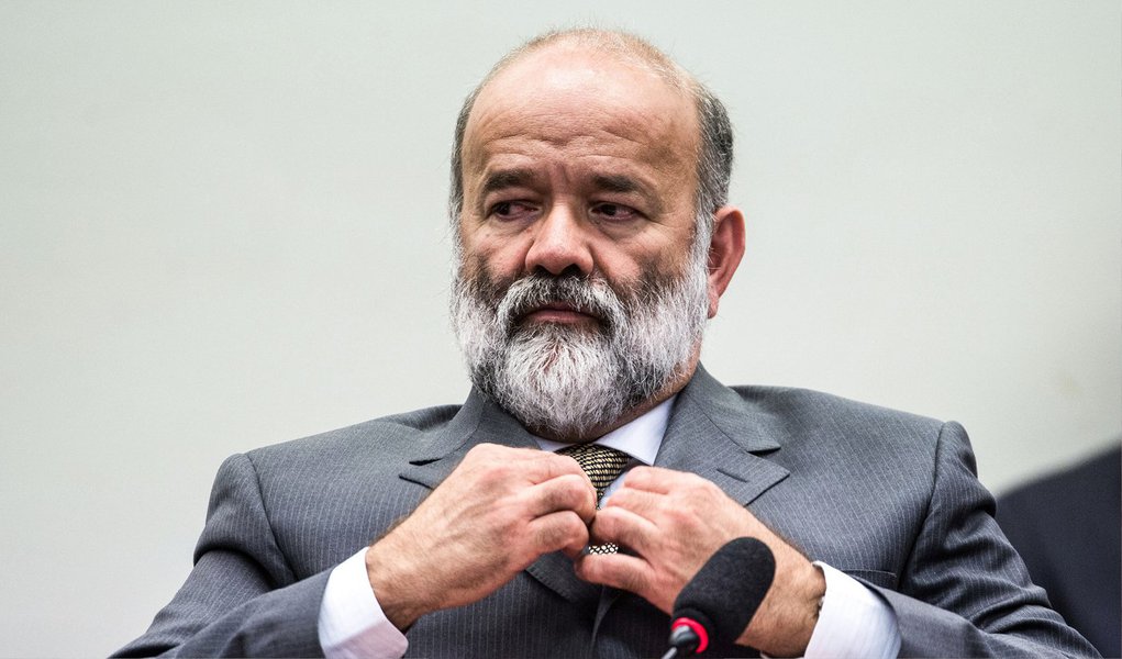 O advogado Luiz Flávio D'Urso, responsável pela defesa de João Vaccari Neto, criticou a decisão do juiz Sérgio Moro de manter o ex-tesoureiro do PT preso; para D'Urso, "é com estranheza que a Defesa recebe essa decisão, pois, mais uma vez, fica patente a absoluta impropriedade dessa prisão preventiva, porquanto não atende o que determina a lei processual pátria, nada a sustenta"
(Foto: Valter Lima) O advogado Luiz Flávio D'Urso, responsável pela defesa de João Vaccari Neto, criticou a decisão do juiz Sérgio Moro de manter o ex-tesoureiro do PT preso; para D'Urso, "é com estranheza que a Defesa recebe essa decisão, pois, mais uma vez, fica patente a absoluta impropriedade dessa prisão preventiva, porquanto não atende o que determina a lei processual pátria, nada a sustenta"