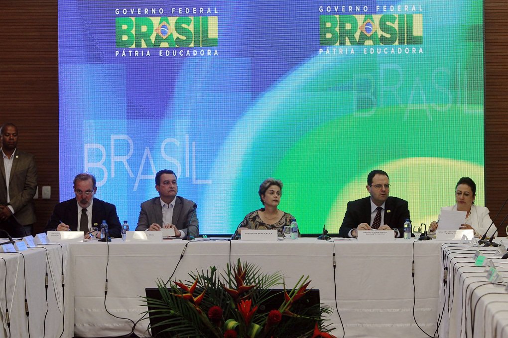 Bahia vai ampliar a capacidade de escoamento de produção por meio das rodovias, ferrovias, aeroportos e portos do Estado; informação foi divulgada durante reunião entre a presidente Dilma Rousseff, o governador Rui Costa e empresários baianos, em Salvador; foram apresentados detalhes do Programa de Investimento em Logística (PIL) 2015-2018, lançado em junho deste ano pelo governo federal; "Essa é a nossa mais recente aposta. A logística tem sido uma das principais estratégias. Este é o momento adequado para contarmos com a iniciativa privada. Poucos estados têm uma condição portuária como nós temos", disse Rui (Foto: José Barbacena) Bahia vai ampliar a capacidade de escoamento de produção por meio das rodovias, ferrovias, aeroportos e portos do Estado; informação foi divulgada durante reunião entre a presidente Dilma Rousseff, o governador Rui Costa e empresários baianos, em Salvador; foram apresentados detalhes do Programa de Investimento em Logística (PIL) 2015-2018, lançado em junho deste ano pelo governo federal; "Essa é a nossa mais recente aposta. A logística tem sido uma das principais estratégias. Este é o momento adequado para contarmos com a iniciativa privada. Poucos estados têm uma condição portuária como nós temos", disse Rui
