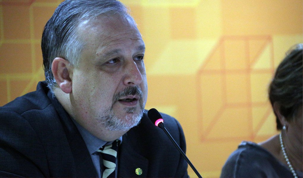 O ministro das Comunicações, Ricardo Berzoini, disse achar necessário que o governo abra canais de diálogo com o Congresso e com a sociedade de maneira a evitar o crescimento de movimentos favoráveis ao impeachment e ao retorno do regime militar; "Quem gosta de golpe e de falta de democracia pode flertar com esse tipo de situação. Nós não flertamos", disse Berzoini; o ministro também defendeu a necessidade dos ajustes econômicos em implantação pelo governo de maneira a assegurar o emprego e a renda dos trabalhadores (Foto: Paulo Emílio) O ministro das Comunicações, Ricardo Berzoini, disse achar necessário que o governo abra canais de diálogo com o Congresso e com a sociedade de maneira a evitar o crescimento de movimentos favoráveis ao impeachment e ao retorno do regime militar; "Quem gosta de golpe e de falta de democracia pode flertar com esse tipo de situação. Nós não flertamos", disse Berzoini; o ministro também defendeu a necessidade dos ajustes econômicos em implantação pelo governo de maneira a assegurar o emprego e a renda dos trabalhadores