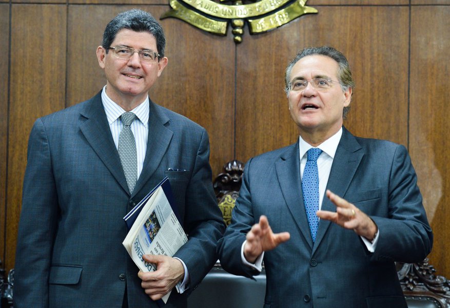 O ministro da Fazenda, Joaquim Levy, contesta a posição do presidente do Congresso, senador Renan Calheiros (PMDB-AL), que passou a defender a independência do Banco Central; segundo Levy, a autoridade monetária já atua de forma autônoma, na prática; ele lembra, ainda, que até mesmo o ex-presidente Fernando Henrique Cardoso se posicionava de forma contrária à ideia; Renan, que prometeu colocar a ideia em discussão, disse que o BC independente seria "o ajuste dos ajustes" (Foto: Leonardo Attuch) O ministro da Fazenda, Joaquim Levy, contesta a posição do presidente do Congresso, senador Renan Calheiros (PMDB-AL), que passou a defender a independência do Banco Central; segundo Levy, a autoridade monetária já atua de forma autônoma, na prática; ele lembra, ainda, que até mesmo o ex-presidente Fernando Henrique Cardoso se posicionava de forma contrária à ideia; Renan, que prometeu colocar a ideia em discussão, disse que o BC independente seria "o ajuste dos ajustes"