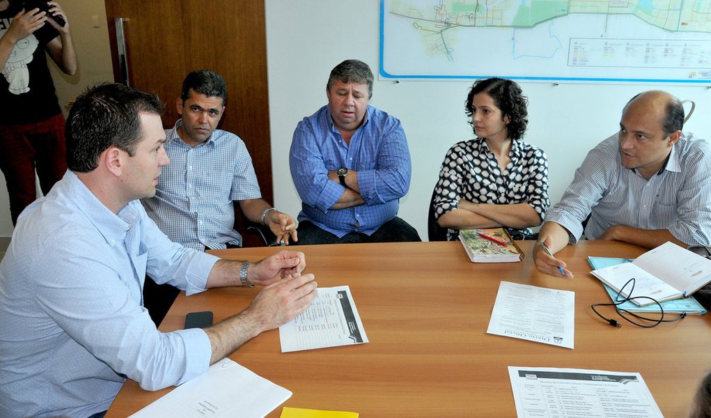 Comissão criada para realizar discussões e estudos visando a uma definição do padrão de endereçamento em Palmas se reuniu tarde desta quarta-feira, 26; secretário Christian Zini, presidente da comissão, disse que um levantamento para apontar a melhor decisão a ser tomada quanto ao endereçamento dos imóveis em Palmas; debate sugerido pelo vereador Milton Néris (PR) avança (Foto: Aquiles Lins) Comissão criada para realizar discussões e estudos visando a uma definição do padrão de endereçamento em Palmas se reuniu tarde desta quarta-feira, 26; secretário Christian Zini, presidente da comissão, disse que um levantamento para apontar a melhor decisão a ser tomada quanto ao endereçamento dos imóveis em Palmas; debate sugerido pelo vereador Milton Néris (PR) avança
