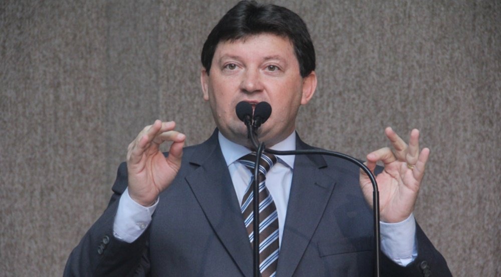 Um dia após a oposição fazer duras críticas à administração municipal em decorrência do reajuste do IPTU e dos transtornos causados na entrega dos boletos, o líder da bancada governista, Agnaldo Feitosa (PR), disse ontem que “o povo revoltado com o aumento do imposto deve procurar a Justiça”; ele também afirmou que não está preocupado com a repercussão eleitoral do reajuste; “Não quero o voto dos revoltados com o aumento do IPTU, que esse povo revoltado vá à Justiça”, reforçou (Foto: Valter Lima) Um dia após a oposição fazer duras críticas à administração municipal em decorrência do reajuste do IPTU e dos transtornos causados na entrega dos boletos, o líder da bancada governista, Agnaldo Feitosa (PR), disse ontem que “o povo revoltado com o aumento do imposto deve procurar a Justiça”; ele também afirmou que não está preocupado com a repercussão eleitoral do reajuste; “Não quero o voto dos revoltados com o aumento do IPTU, que esse povo revoltado vá à Justiça”, reforçou