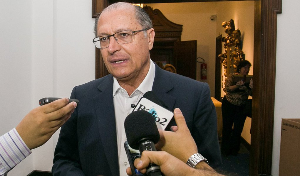 "A polícia está toda empenhada em esclarecer e prender os criminosos. Quem tiver informações e der uma indicação que leve ao esclarecimento do crime ou à prisão dos criminosos terá a recompensa", disse o governador de São Paulo, sobre os crimes ocorridos na noite da última quinta-feira na Grande São Paulo (Foto: Gisele Federicce) "A polícia está toda empenhada em esclarecer e prender os criminosos. Quem tiver informações e der uma indicação que leve ao esclarecimento do crime ou à prisão dos criminosos terá a recompensa", disse o governador de São Paulo, sobre os crimes ocorridos na noite da última quinta-feira na Grande São Paulo