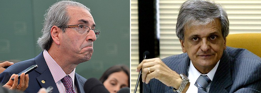 O presidente da Câmara, deputado federal Eduardo Cunha (PMDB-RJ), deverá contratar o ex-procurador-Geral da República Antonio Fernando Souza para atuar em sua defesa quanto ao pedido de investigação feito contra ele e diversos outros parlamentares por conta da Operação Lava Jato; o ex-procurador-Geral abriu 141 inquéritos quando esteve à frente da PGR, o triplo da média dos antecessores, e a sua atuação foi decisiva para levar adiante a Ação Penal 470, mais conhecida como "escândalo do mensalão" (Foto: Paulo Emílio) O presidente da Câmara, deputado federal Eduardo Cunha (PMDB-RJ), deverá contratar o ex-procurador-Geral da República Antonio Fernando Souza para atuar em sua defesa quanto ao pedido de investigação feito contra ele e diversos outros parlamentares por conta da Operação Lava Jato; o ex-procurador-Geral abriu 141 inquéritos quando esteve à frente da PGR, o triplo da média dos antecessores, e a sua atuação foi decisiva para levar adiante a Ação Penal 470, mais conhecida como "escândalo do mensalão"