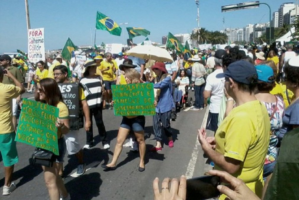 Uma equipe da TV Globo foi expulsa do protesto contra o governo federal na orla de Copacabana, neste domingo; após gritos de "Fora Globo" puxados pelo carro de som do Revoltados Online e do Movimento Vem Pra Rua, os profissionais da emissora carioca quase foram agredidos por manifestantes; repórter Paulo Renato Soares e outros quatro profissionais da Globo acabaram impedidos de realizar seu trabalho e deixaram o local sob escolta de policiais militares (Foto: José Barbacena) Uma equipe da TV Globo foi expulsa do protesto contra o governo federal na orla de Copacabana, neste domingo; após gritos de "Fora Globo" puxados pelo carro de som do Revoltados Online e do Movimento Vem Pra Rua, os profissionais da emissora carioca quase foram agredidos por manifestantes; repórter Paulo Renato Soares e outros quatro profissionais da Globo acabaram impedidos de realizar seu trabalho e deixaram o local sob escolta de policiais militares