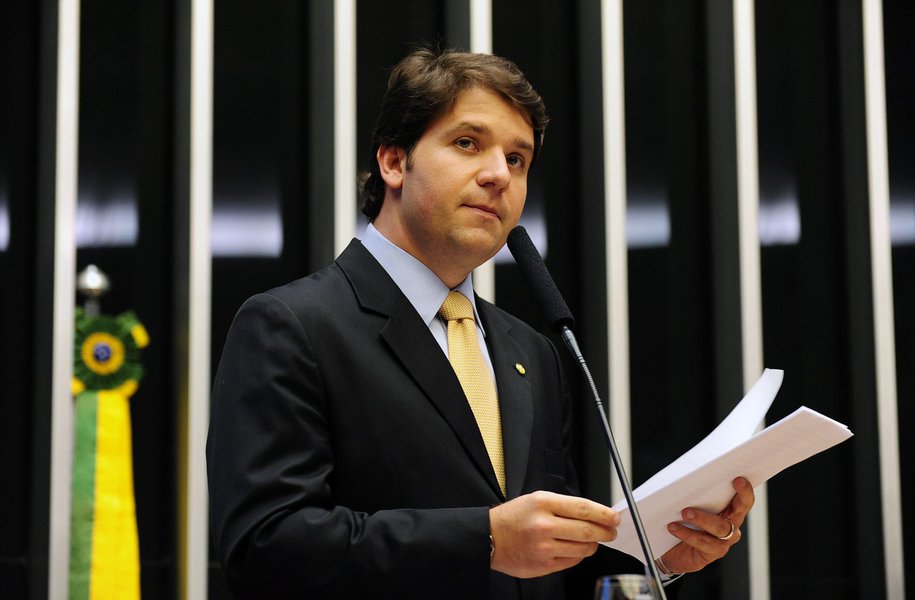 O deputado Valtenir Pereira apresentou nesta quinta parecer negando recurso apresentado pelo deputado Luiz Argôlo à Comissão de Constituição e Justiça (CCJ) da Câmara contra o pedido de cassação de seu mandato; o baiano é acusado de receber dinheiro e favores do doleiro Alberto Youssef; mas o vento sopra a favor do deputado; ele deve se livrar da cassação porque não haverá tempo hábil para apreciação do processo em plenário por causa do recesso parlamentar, que inicia dia 22 (Foto: Romulo Faro) O deputado Valtenir Pereira apresentou nesta quinta parecer negando recurso apresentado pelo deputado Luiz Argôlo à Comissão de Constituição e Justiça (CCJ) da Câmara contra o pedido de cassação de seu mandato; o baiano é acusado de receber dinheiro e favores do doleiro Alberto Youssef; mas o vento sopra a favor do deputado; ele deve se livrar da cassação porque não haverá tempo hábil para apreciação do processo em plenário por causa do recesso parlamentar, que inicia dia 22