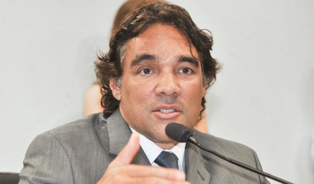 Suplente de senador, Lobão Filho (PMDB) ainda não desistiu de concorrer a mais uma eleição; de acordo com fontes próximas a ao peemedebista, ele tem dito que ainda não sabe se disputará a Prefeitura de São Luís em 2016; "Nem sim, nem não. Ainda está refletindo. A eleição é só no próximo ano, muito ainda vai ser discutido", revelou uma fonte (Foto: Leonardo Lucena) Suplente de senador, Lobão Filho (PMDB) ainda não desistiu de concorrer a mais uma eleição; de acordo com fontes próximas a ao peemedebista, ele tem dito que ainda não sabe se disputará a Prefeitura de São Luís em 2016; "Nem sim, nem não. Ainda está refletindo. A eleição é só no próximo ano, muito ainda vai ser discutido", revelou uma fonte