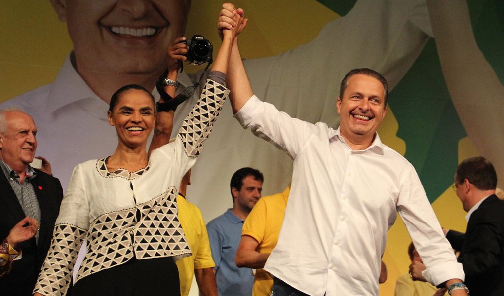 Na convenção que oficializou seu nome como candidato a presidente da República, o ex-governador de Pernambuco Eduardo Campos voltou a bater duro no governo e, em linha semelhante a adotada pelo PT, disse que os cidadãos têm de ficar alertas às "chantagens" e criticou "política rasteira", a qual, segundo ele, tenta fazer as pessoas acreditarem que os programas de sucesso do governo seriam extintos; contudo, ele garantiu que, se eleito, manterá o que há de positivo para os brasileiros; "As conquistas do passado serão garantidas no nosso governo. Temos que acabar com essa política rasteira do medo e da difamação" (Foto: Romulo Faro) Na convenção que oficializou seu nome como candidato a presidente da República, o ex-governador de Pernambuco Eduardo Campos voltou a bater duro no governo e, em linha semelhante a adotada pelo PT, disse que os cidadãos têm de ficar alertas às "chantagens" e criticou "política rasteira", a qual, segundo ele, tenta fazer as pessoas acreditarem que os programas de sucesso do governo seriam extintos; contudo, ele garantiu que, se eleito, manterá o que há de positivo para os brasileiros; "As conquistas do passado serão garantidas no nosso governo. Temos que acabar com essa política rasteira do medo e da difamação"