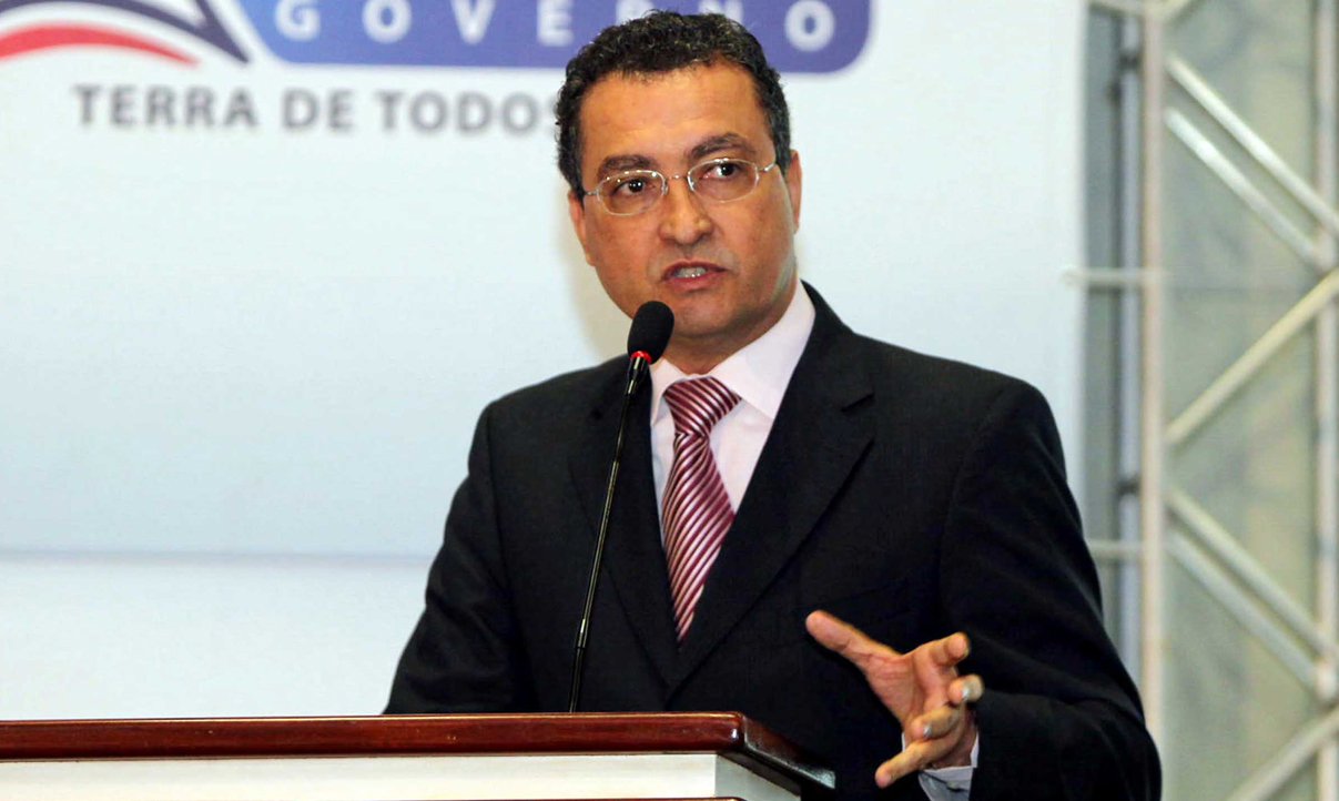 "Quem vivia a dificuldade diária da falta de água e agora pode contar com ela tratada em sua torneira, como a população de Rio do Pires e de muitas outras cidades baianas, sabe que os investimentos foram feitos e as obras realizadas"; afirmativa do pré-candidato do PT ao governo do estado, deputado federal Rui Costa; ele fez discurso na inauguração do sistema de abastecimento de água no município de Serrinha, que atenderá à região sudoeste da Bahia (Foto: Romulo Faro) "Quem vivia a dificuldade diária da falta de água e agora pode contar com ela tratada em sua torneira, como a população de Rio do Pires e de muitas outras cidades baianas, sabe que os investimentos foram feitos e as obras realizadas"; afirmativa do pré-candidato do PT ao governo do estado, deputado federal Rui Costa; ele fez discurso na inauguração do sistema de abastecimento de água no município de Serrinha, que atenderá à região sudoeste da Bahia