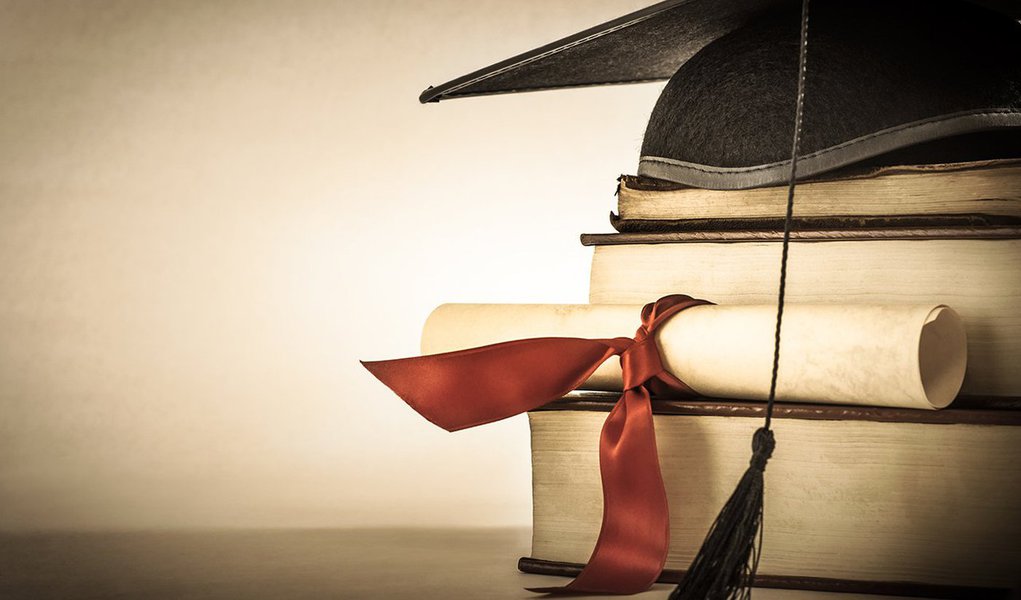 Comissão de Educação, Cultura e Esporte (CE) do Senado aprovou nesta terça (3) proposta que simplifica a revalidação de diplomas de cursos presenciais de graduação, mestrado e doutorado, expedidos por instituições de educação superior estrangeiras cuja excelência seja atestada e declarada pelo Poder Público brasileiro; com a aprovação do texto, diplomas de universidades estrangeiras, cuja excelência seja atestada e declarada pelo órgão responsável pela coordenação da política nacional de educação, não precisarão ser analisados individualmente por uma comissão, como acontece atualmente (Foto: Valter Lima) Comissão de Educação, Cultura e Esporte (CE) do Senado aprovou nesta terça (3) proposta que simplifica a revalidação de diplomas de cursos presenciais de graduação, mestrado e doutorado, expedidos por instituições de educação superior estrangeiras cuja excelência seja atestada e declarada pelo Poder Público brasileiro; com a aprovação do texto, diplomas de universidades estrangeiras, cuja excelência seja atestada e declarada pelo órgão responsável pela coordenação da política nacional de educação, não precisarão ser analisados individualmente por uma comissão, como acontece atualmente