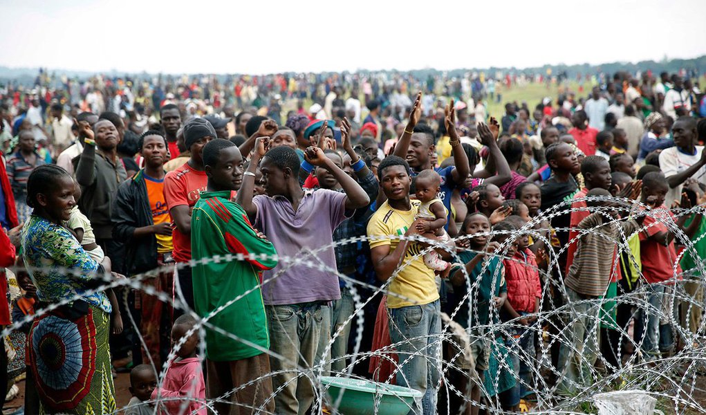 Enquanto a China investe pesado na África, Europa e EUA justificam o envio de tropas a nações africanas alegando razões humanitárias. Estariam pensando nas pessoas ou no controle das matérias-primas e das riquezas guardadas no subsolo desses países? Na Argélia e em outros lugares do Continente Negro há quem tenha sérias dúvidas a respeito. (Foto: Gisele Federicce) www.brasil247.com - Enquanto a China investe pesado na África, Europa e EUA justificam o envio de tropas a nações africanas alegando razões humanitárias. Estariam pensando nas pessoas ou no controle das matérias-primas e das riquezas guardadas no subsolo desses países? Na Argélia e em outros lugares do Continente Negro há quem tenha sérias dúvidas a respeito.
