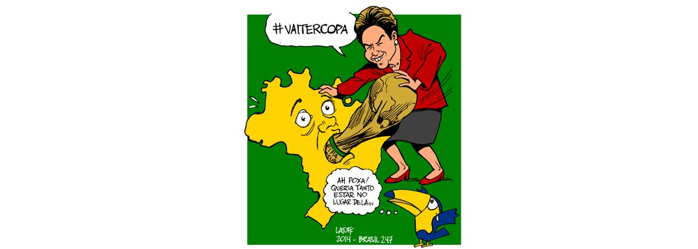 Na charge de Carlos Latuff, como a oposição, crítica ferrenha sobre a gestão do evento, vê, na realidade, a Copa do Mundo (Foto: Gisele Federicce) Na charge de Carlos Latuff, como a oposição, crítica ferrenha sobre a gestão do evento, vê, na realidade, a Copa do Mundo