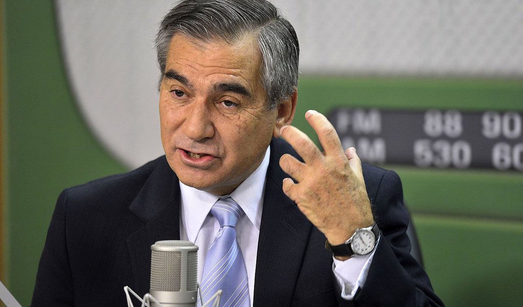 Segundo o ministro da Secretaria Geral da Presidência, Gilberto Carvalho, as queixas da oposição são "hipócritas" porque os conselhos permitem que a sociedade fiscalize o governo: "Só a ignorância, má-fé ou desconhecimento histórico e a falta de uma atenção à leitura ao primeiro parágrafo da Constituição pode levar uma pessoa a fazer acusações absurdas como essas, de que estamos usurpando do poder ou que estamos fazendo tentativas bolivarianas" (Foto: Roberta Namour) Segundo o ministro da Secretaria Geral da Presidência, Gilberto Carvalho, as queixas da oposição são "hipócritas" porque os conselhos permitem que a sociedade fiscalize o governo: "Só a ignorância, má-fé ou desconhecimento histórico e a falta de uma atenção à leitura ao primeiro parágrafo da Constituição pode levar uma pessoa a fazer acusações absurdas como essas, de que estamos usurpando do poder ou que estamos fazendo tentativas bolivarianas"
