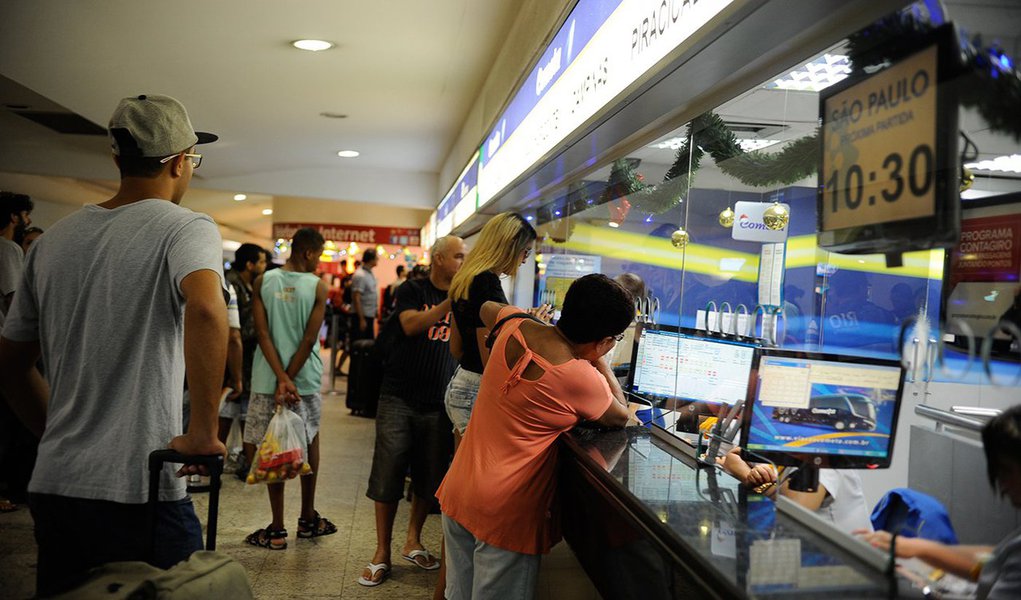 Mais de 1,5 milhão de pessoas devem passar pela Rodoviária do Rio de Janeiro durante a Copa do Mundo, segundo a concessionária do Terminal Novo Rio; a previsão é de que haja aumento de 40% na quantidade de turistas estrangeiros; para reforçar a segurança neste período, foi lançada uma ação conjunta entre a concessionária e o governo do estado com aumento no efetivo de policiais do Batalhão de Policiamento em Áreas Turísticas e vigilantes na fiscalização interna do terminal (Foto: Leonardo Lucena) Mais de 1,5 milhão de pessoas devem passar pela Rodoviária do Rio de Janeiro durante a Copa do Mundo, segundo a concessionária do Terminal Novo Rio; a previsão é de que haja aumento de 40% na quantidade de turistas estrangeiros; para reforçar a segurança neste período, foi lançada uma ação conjunta entre a concessionária e o governo do estado com aumento no efetivo de policiais do Batalhão de Policiamento em Áreas Turísticas e vigilantes na fiscalização interna do terminal
