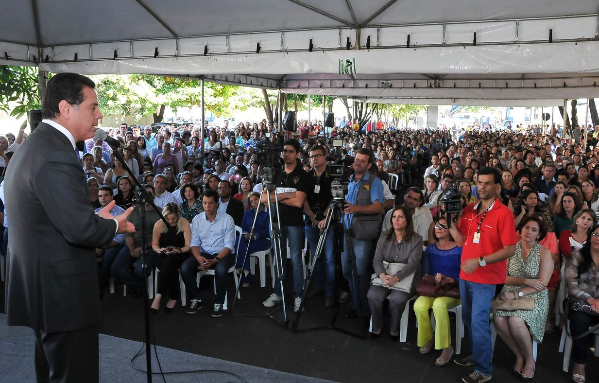 Na mesma solenidade, nesta quarta, em que assinou ordens de serviço para construção de 520 quadras cobertas nas escolas estaduais, o governador Marconi Perillo sancionou projeto de lei que concede reajuste salarial a diretores de escola e acréscimo de 20% dos recursos destinados ao transporte escolar; para executar o projeto de construção de quadras poliesportivas, o governo do Estado investirá R$ 116,6 milhões; recursos serão repassados diretamente às unidades educacionais (Foto: José Barbacena) Na mesma solenidade, nesta quarta, em que assinou ordens de serviço para construção de 520 quadras cobertas nas escolas estaduais, o governador Marconi Perillo sancionou projeto de lei que concede reajuste salarial a diretores de escola e acréscimo de 20% dos recursos destinados ao transporte escolar; para executar o projeto de construção de quadras poliesportivas, o governo do Estado investirá R$ 116,6 milhões; recursos serão repassados diretamente às unidades educacionais