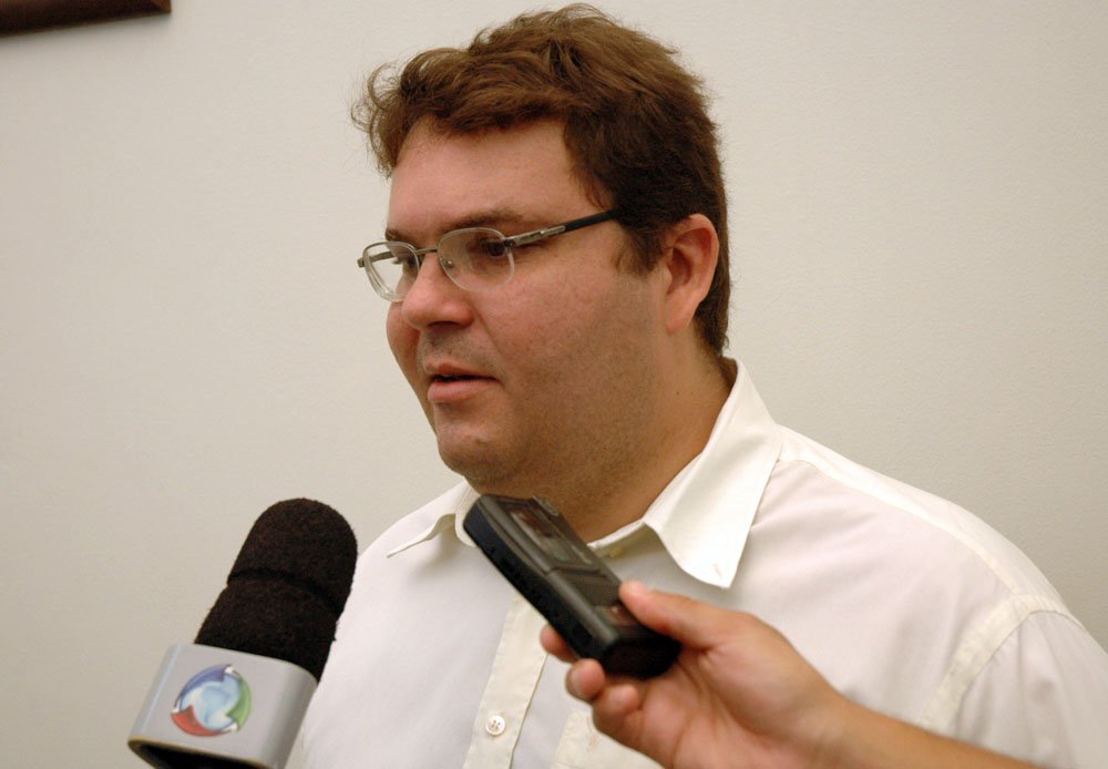 Delegado Valter Simas (foto), da Delegacia de Turismo, concluiu o inquérito que apura o envolvimento de Ítalo Bruno Araújo Fonseca, enteado do secretário de Segurança Pública de Sergipe, João Eloy, e Eduardo Aragão de Almeida na tentativa de assalto a um taxista na Coroa do Meio; eles foram indiciados pelos crimes de porte ilegal de arma de uso restrito da polícia e usurpação de função pública; de acordo com Valter Simas, os passageiros do táxi confirmaram que apenas o enteado do secretário participou da abordagem ao taxista, mas negaram que tenha sido anunciando um assalto (Foto: Valter Lima) Delegado Valter Simas (foto), da Delegacia de Turismo, concluiu o inquérito que apura o envolvimento de Ítalo Bruno Araújo Fonseca, enteado do secretário de Segurança Pública de Sergipe, João Eloy, e Eduardo Aragão de Almeida na tentativa de assalto a um taxista na Coroa do Meio; eles foram indiciados pelos crimes de porte ilegal de arma de uso restrito da polícia e usurpação de função pública; de acordo com Valter Simas, os passageiros do táxi confirmaram que apenas o enteado do secretário participou da abordagem ao taxista, mas negaram que tenha sido anunciando um assalto