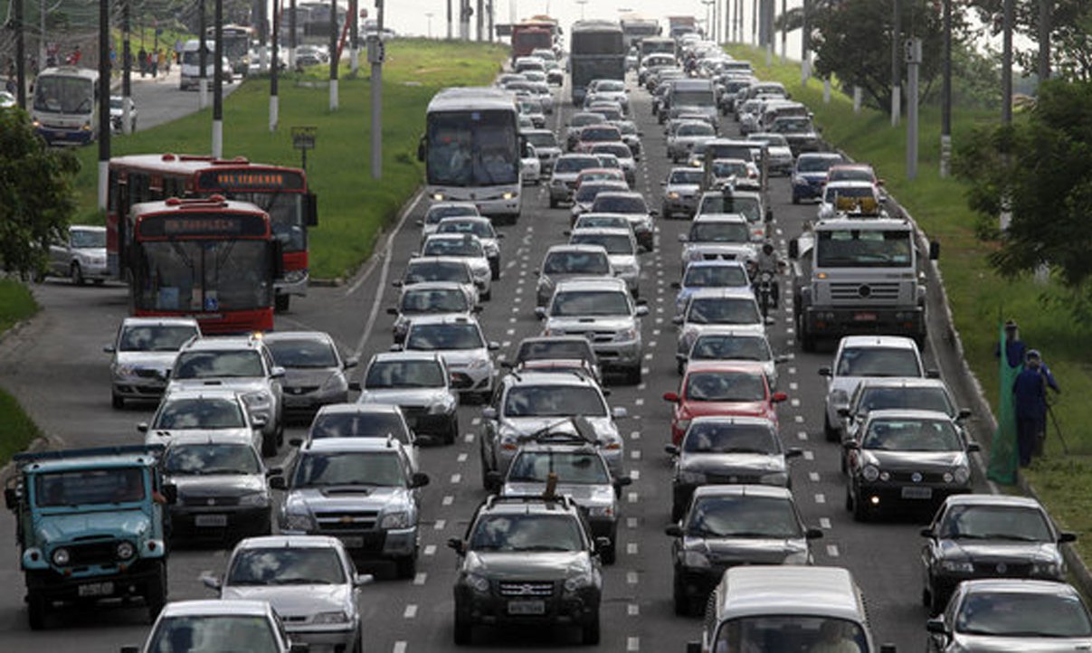 A empresa de tráfego TomTom divulgou nesta quarta-feira (4) análise comparativa das nove maiores capitais do Brasil mostrou que as cidades do Nordeste e a capital do Rio de Janeiro têm densidade de tráfego maior do que São Paulo, que tinha até então rótulo de pior trânsito do país; enquanto a capital paulista chega a ter 46% de suas vias congestionadas nos horários de pico, Salvador chega a ter 59%; capital mais congestionada, na comparação com o total de vias, é Recife, com lentidão em 60% de suas vias nos horários de pico (Foto: Romulo Faro) A empresa de tráfego TomTom divulgou nesta quarta-feira (4) análise comparativa das nove maiores capitais do Brasil mostrou que as cidades do Nordeste e a capital do Rio de Janeiro têm densidade de tráfego maior do que São Paulo, que tinha até então rótulo de pior trânsito do país; enquanto a capital paulista chega a ter 46% de suas vias congestionadas nos horários de pico, Salvador chega a ter 59%; capital mais congestionada, na comparação com o total de vias, é Recife, com lentidão em 60% de suas vias nos horários de pico