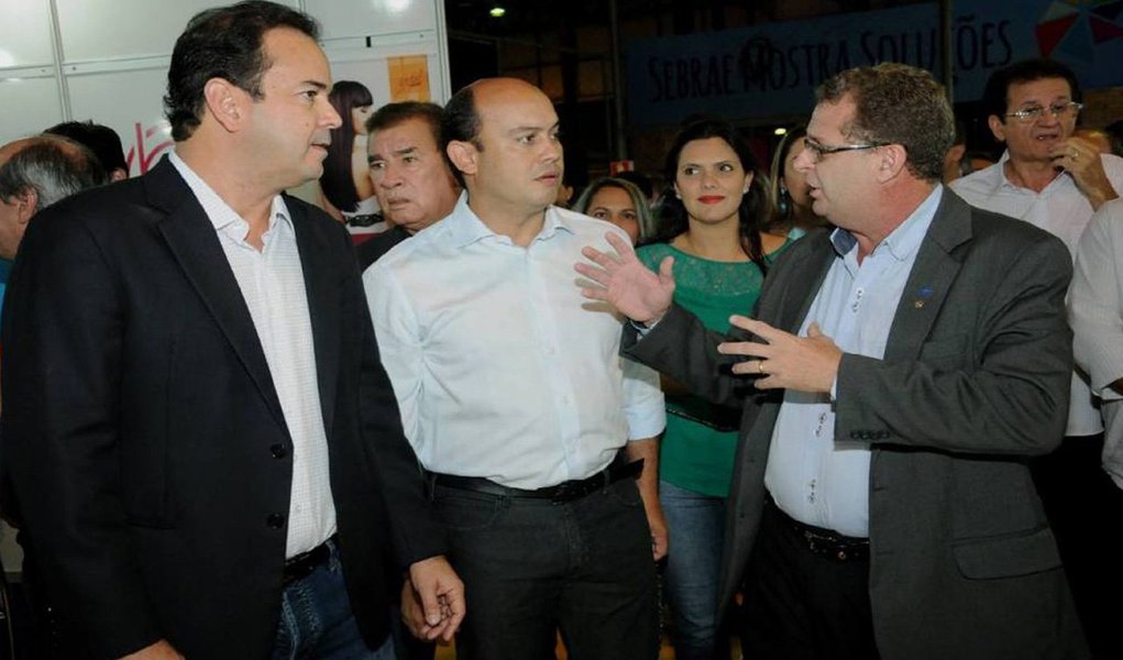 Ao lado do presidente da Federação das Indústrias do Tocantins (Fieto) e vice-presidente estadual do PP, Roberto Pires, do prefeito de Araguaína, Ronaldo Dimas (PR), e de vários deputados e líderes políticos, Sandoval enfatizou o potencial do Estado do Tocantins para novos empreendimentos; "O Tocantins é um Estado de oportunidades para novos negócios. O nosso povo gosta de trabalhar e o caminho é o empreendedorismo", ressaltou (Foto: Aquiles Lins) Ao lado do presidente da Federação das Indústrias do Tocantins (Fieto) e vice-presidente estadual do PP, Roberto Pires, do prefeito de Araguaína, Ronaldo Dimas (PR), e de vários deputados e líderes políticos, Sandoval enfatizou o potencial do Estado do Tocantins para novos empreendimentos; "O Tocantins é um Estado de oportunidades para novos negócios. O nosso povo gosta de trabalhar e o caminho é o empreendedorismo", ressaltou
