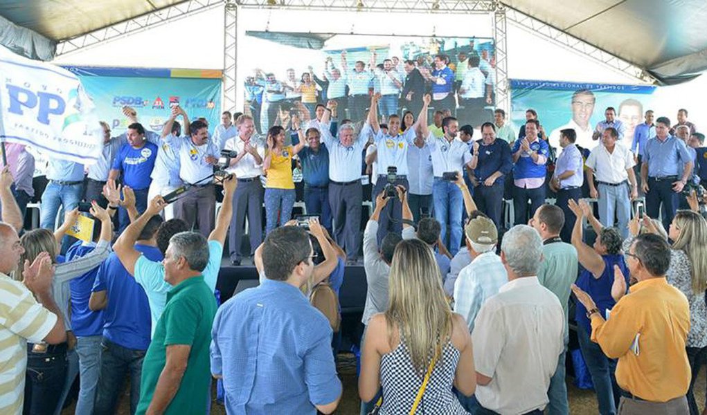 Victor Soares (Adelândia), Elies Alves Pinto (Buriti de Goiás), Francisco Souza Júnior (Terezópolis), João Cordeiro (São Patrício), Elvino Furtado (Mara Rosa) e Bento Vicente Silva (Córrego do Ouro) discursaram ontem durante encontro dos partidos da base aliada, em Anápolis; com as novas adesões, já são 13 os prefeitos do principal partido de oposição a aderir ao projeto de reeleição do governador de Goiás; outros sete prefeitos do DEM e dois do PDT também hipotecaram apoio à reeleição do tucano (Foto: Realle Palazzo-Martini) Victor Soares (Adelândia), Elies Alves Pinto (Buriti de Goiás), Francisco Souza Júnior (Terezópolis), João Cordeiro (São Patrício), Elvino Furtado (Mara Rosa) e Bento Vicente Silva (Córrego do Ouro) discursaram ontem durante encontro dos partidos da base aliada, em Anápolis; com as novas adesões, já são 13 os prefeitos do principal partido de oposição a aderir ao projeto de reeleição do governador de Goiás; outros sete prefeitos do DEM e dois do PDT também hipotecaram apoio à reeleição do tucano