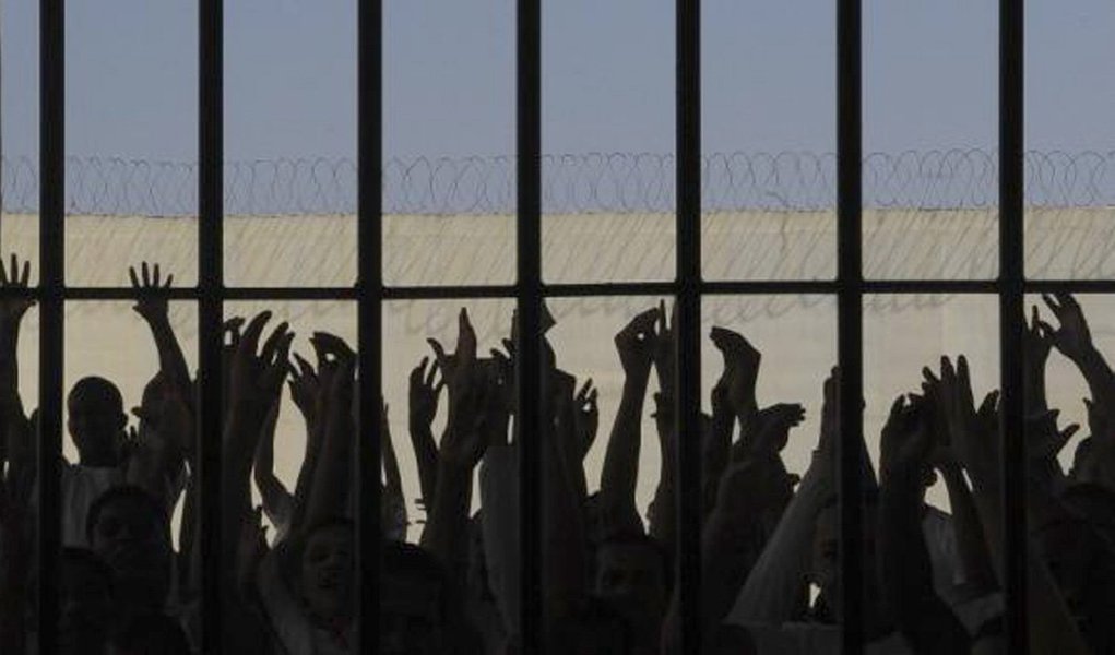 Fiscalização do Conselho Nacional de Justiça constatou que 70 jovens em conflito com a lei e que deveriam cumprir medidas socioeducativas estão presos em cadeias públicas e presídios; o juiz auxiliar da presidência do CNJ, Márcio da Silva Alexandre, ficou impressionado com o que viu em Minas; “Os adolescentes estão abandonados. Completamente abandonados. Cela não é local para adolescente. Eles estão sendo vítimas de violência praticada pelo Estado”, criticou; governo de Minas alega falta de vagas no socioeducativo
(Foto: Aquiles Lins) Fiscalização do Conselho Nacional de Justiça constatou que 70 jovens em conflito com a lei e que deveriam cumprir medidas socioeducativas estão presos em cadeias públicas e presídios; o juiz auxiliar da presidência do CNJ, Márcio da Silva Alexandre, ficou impressionado com o que viu em Minas; “Os adolescentes estão abandonados. Completamente abandonados. Cela não é local para adolescente. Eles estão sendo vítimas de violência praticada pelo Estado”, criticou; governo de Minas alega falta de vagas no socioeducativo