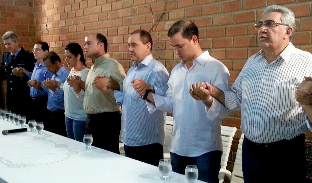 Embora o PSB anda não tenha anunciado oficialmente, o presidente estadual da sigla, Laurez Moreira, está cada vez mais integrado nas ações políticas pela reeleição do governador Sandoval Cardoso (SD); durante evento realizado pelo senador Vicentinho Alves, com a presença de mais de 60 prefeitos, Moreira reforçou a junção de várias forças políticas em torno do pré-candidato do Solidariedade; “Estamos cada vez mais unidos nesse projeto, temos um Governador parceiro e esse projeto inovador e moderno com certeza conta com nosso apoio”, disse o dirigente peessebista; na ocasião, o PSB anunciou a pré-candidatura de Vicentinho Júnior a deputado federal (Foto: Aquiles Lins) Embora o PSB anda não tenha anunciado oficialmente, o presidente estadual da sigla, Laurez Moreira, está cada vez mais integrado nas ações políticas pela reeleição do governador Sandoval Cardoso (SD); durante evento realizado pelo senador Vicentinho Alves, com a presença de mais de 60 prefeitos, Moreira reforçou a junção de várias forças políticas em torno do pré-candidato do Solidariedade; “Estamos cada vez mais unidos nesse projeto, temos um Governador parceiro e esse projeto inovador e moderno com certeza conta com nosso apoio”, disse o dirigente peessebista; na ocasião, o PSB anunciou a pré-candidatura de Vicentinho Júnior a deputado federal