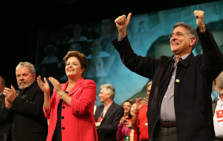 Ex-prefeito de Belo Horizonte foi confirmado na noite desta sexta-feira, em evento do PT com a presidente Dilma e o ex-presidente Lula, como pré-candidato do partido ao governo do estado; em seu discurso, ex-ministro atacou tucanos - "o governo do estado virou as costas para o povo" - e agradeceu aos militantes por delegarem a ele a tarefa de "mudar Minas Gerais" (Foto: Gisele Federicce) Ex-prefeito de Belo Horizonte foi confirmado na noite desta sexta-feira, em evento do PT com a presidente Dilma e o ex-presidente Lula, como pré-candidato do partido ao governo do estado; em seu discurso, ex-ministro atacou tucanos - "o governo do estado virou as costas para o povo" - e agradeceu aos militantes por delegarem a ele a tarefa de "mudar Minas Gerais"