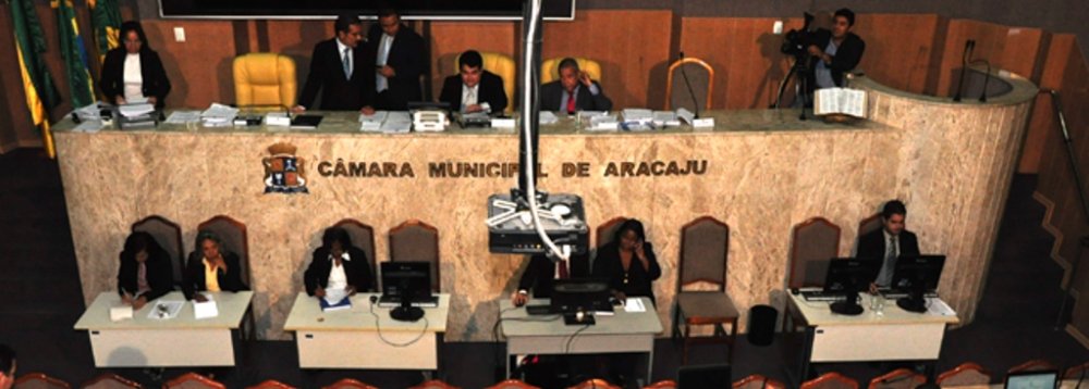 Mesmo não sendo este um ano de eleições municipais, os vereadores de Aracaju têm inserido na pauta da Câmara, com frequência, discursos que remetem à disputa estadual; parlamentares de partidos ligados ao senador Eduardo Amorim (PSC) têm feito críticas ao Governo do Estado, enquanto aliados do governador Jackson Barreto (PMDB) sempre destacam ações positivas da sua gestão (Foto: Valter Lima) Mesmo não sendo este um ano de eleições municipais, os vereadores de Aracaju têm inserido na pauta da Câmara, com frequência, discursos que remetem à disputa estadual; parlamentares de partidos ligados ao senador Eduardo Amorim (PSC) têm feito críticas ao Governo do Estado, enquanto aliados do governador Jackson Barreto (PMDB) sempre destacam ações positivas da sua gestão