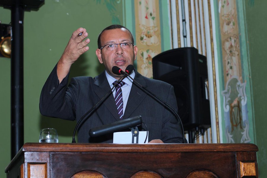 O vereador Marco Prisco (PSDB) disse neste domingo a seus advogados que vai ficar "pelo menos mais 30 dias" afastado de suas atividades na Câmara Municipal de Salvador para "cuidar da saúde física, psicológica e em respeito à família"; o tucano teve sua prisão revogada na sexta-feira (30) e deve deixar o Complexo Penitenciário da Papuda nesta segunda (2) após pagamento de fiança no valor de R$ 21 mil (Foto: Romulo Faro) O vereador Marco Prisco (PSDB) disse neste domingo a seus advogados que vai ficar "pelo menos mais 30 dias" afastado de suas atividades na Câmara Municipal de Salvador para "cuidar da saúde física, psicológica e em respeito à família"; o tucano teve sua prisão revogada na sexta-feira (30) e deve deixar o Complexo Penitenciário da Papuda nesta segunda (2) após pagamento de fiança no valor de R$ 21 mil