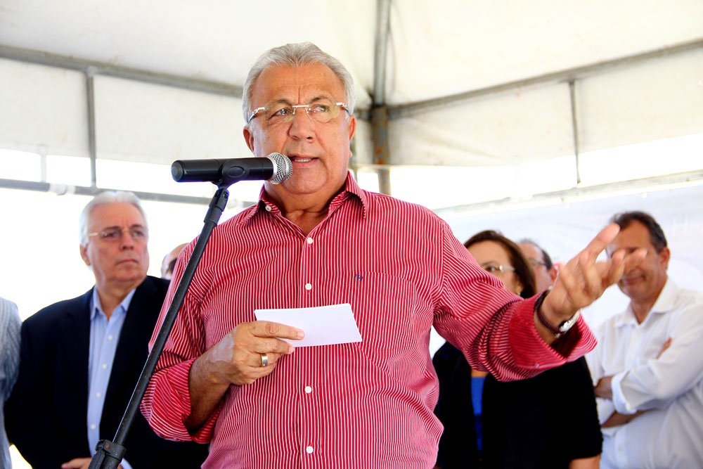 "Área, a partir de agora, se abrirá para a interligação com a avenida Perimetral Oeste, uma grande obra a ser realizada pela Prefeitura de Aracaju , que nascerá no bairro Lamarão, atravessando toda a cidade, chegando ao município de São Cristóvão, na região do Aloque, que é onde o Governo do Estado entra, e segue até a Zona de Expansão", explicou o governador Jackson Barreto (PMDB), durante assinatura da ordem de serviço nesta segunda (2); a reurbanização é mais uma obra com recursos do Proinveste (Foto: Valter Lima) "Área, a partir de agora, se abrirá para a interligação com a avenida Perimetral Oeste, uma grande obra a ser realizada pela Prefeitura de Aracaju , que nascerá no bairro Lamarão, atravessando toda a cidade, chegando ao município de São Cristóvão, na região do Aloque, que é onde o Governo do Estado entra, e segue até a Zona de Expansão", explicou o governador Jackson Barreto (PMDB), durante assinatura da ordem de serviço nesta segunda (2); a reurbanização é mais uma obra com recursos do Proinveste
