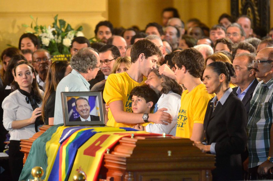 A pesquisa boca-de-funeral do Datafolha revela que está em curso mais uma forçação de barra midiática. Com seus 20%, Marina apenas retomou sua condição pré-eleitoral, quando era provável candidata pela Rede (Foto: Leopoldo Vieira) A pesquisa boca-de-funeral do Datafolha revela que está em curso mais uma forçação de barra midiática. Com seus 20%, Marina apenas retomou sua condição pré-eleitoral, quando era provável candidata pela Rede