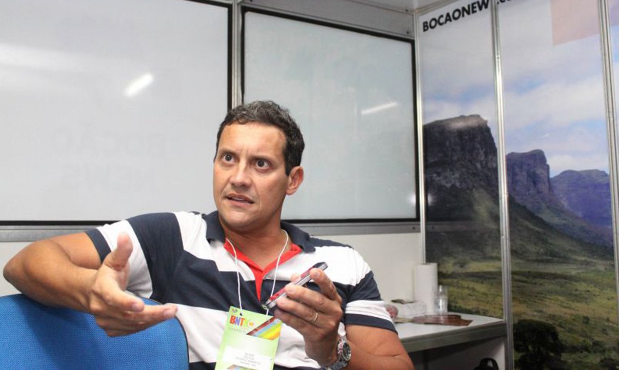 Aproximadamente 15 mil pessoas devem desembarcar no Terminal Náutico de Passageiros de Salvador ainda neste Carnaval, de acordo com George Barreto, diretor de Marketing da Saltur, órgão de turismo da Prefeitura; "Estamos esperando cinco cruzeiros entre segunda e terça-feira, com equipe de receptivo que distribuirá folhetos informativos com dicas de pontos turísticos e os circuitos da folia. No total, foram confeccionados mais de 100 mil folhetos distribuídos entre aeroporto, rodoviária e os pontos da Saltur espalhados pela cidade" (Foto: Romulo Faro) Aproximadamente 15 mil pessoas devem desembarcar no Terminal Náutico de Passageiros de Salvador ainda neste Carnaval, de acordo com George Barreto, diretor de Marketing da Saltur, órgão de turismo da Prefeitura; "Estamos esperando cinco cruzeiros entre segunda e terça-feira, com equipe de receptivo que distribuirá folhetos informativos com dicas de pontos turísticos e os circuitos da folia. No total, foram confeccionados mais de 100 mil folhetos distribuídos entre aeroporto, rodoviária e os pontos da Saltur espalhados pela cidade"