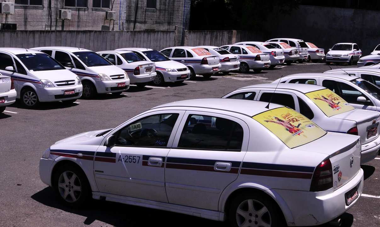 Motoristas que tiveram seus carros removidos pela Transalvador no Carnaval – por estacionamento irregular ou por terem sido flagrados dirigindo após consumo de álcool – puderam resgatá-los na Gerência de Trânsito (GTran) durante toda a folia momesca; até esta quarta-feira (5), 622 dos 1.045 veículos removidos já haviam sido resgatados; 72 táxis também foram recolhidos por irregularidades na prestação do serviço (Foto: Romulo Faro) Motoristas que tiveram seus carros removidos pela Transalvador no Carnaval – por estacionamento irregular ou por terem sido flagrados dirigindo após consumo de álcool – puderam resgatá-los na Gerência de Trânsito (GTran) durante toda a folia momesca; até esta quarta-feira (5), 622 dos 1.045 veículos removidos já haviam sido resgatados; 72 táxis também foram recolhidos por irregularidades na prestação do serviço
