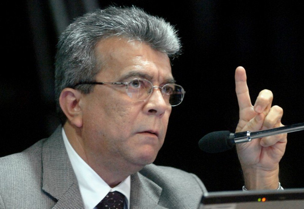 Deputado federal do PMDB defende o nome do governador Jackson Barreto, como parte de uma luta histórica de "uma geração que desejou ver Sergipe construindo a felicidade do seu povo"; ele diz que discussões sobre espaços na chapa majoritária não devem liderar as discussões e afirma que todos os partidos do bloco já foram beneficiados em momentos anteriores; "dessa aliança originária e da possível aliança ampliada que se pretende quem não já foi contemplado e bem contemplado com posições políticas e de governo?", pergunta; para Almeida, entrada do DEM não significa exclusão do PSB (Foto: Valter Lima) Deputado federal do PMDB defende o nome do governador Jackson Barreto, como parte de uma luta histórica de "uma geração que desejou ver Sergipe construindo a felicidade do seu povo"; ele diz que discussões sobre espaços na chapa majoritária não devem liderar as discussões e afirma que todos os partidos do bloco já foram beneficiados em momentos anteriores; "dessa aliança originária e da possível aliança ampliada que se pretende quem não já foi contemplado e bem contemplado com posições políticas e de governo?", pergunta; para Almeida, entrada do DEM não significa exclusão do PSB