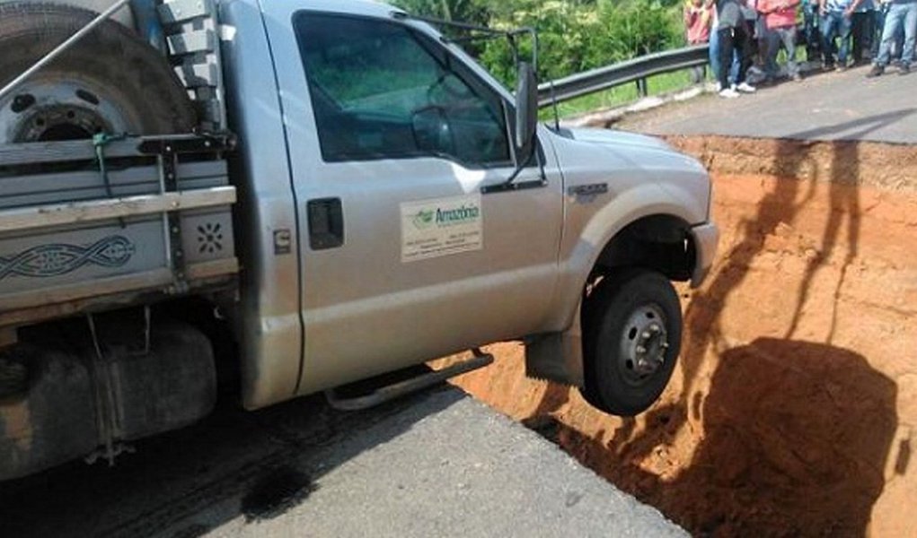 A cabeceira de uma das pontes da estrada havia rompido por conta das fortes chuvas que têm caído na região; durante toda a sexta-feira, 7, os veículos tiveram que utilizar um desvio pelos povoados Juverlândia e Sumaúma para prosseguir viagem; a passagem de veículos foi restabelecida após equipes da Agência de Transportes e Máquinas do Tocantins (Agetrans) cobrirem a cratera (Foto: Aquiles Lins) A cabeceira de uma das pontes da estrada havia rompido por conta das fortes chuvas que têm caído na região; durante toda a sexta-feira, 7, os veículos tiveram que utilizar um desvio pelos povoados Juverlândia e Sumaúma para prosseguir viagem; a passagem de veículos foi restabelecida após equipes da Agência de Transportes e Máquinas do Tocantins (Agetrans) cobrirem a cratera