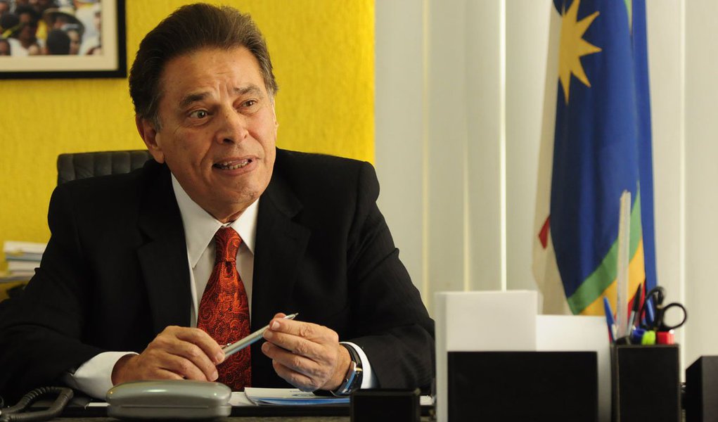 Faltando menos de um mês para assumir as rédeas do Governo de Pernambuco, o vice-governador João Lyra (PSB) afirmou que pretende mudar oito secretários estaduais indicados pelo atual governador de Pernambuco, Eduardo Campos; de acordo com o socialista, alguns nomes estão sendo estudados, mas tudo só deve ser decidido após uma reunião com o atual gestor pernambucano; a troca de comando no Executivo Estadual está atrelada às eleições majoritárias de outubro, quando para poder disputar a Presidência da República, Campos terá que desincompatibilizar do cargo até abril, passando o cargo para João Lyra (Foto: Paulo Emílio) Faltando menos de um mês para assumir as rédeas do Governo de Pernambuco, o vice-governador João Lyra (PSB) afirmou que pretende mudar oito secretários estaduais indicados pelo atual governador de Pernambuco, Eduardo Campos; de acordo com o socialista, alguns nomes estão sendo estudados, mas tudo só deve ser decidido após uma reunião com o atual gestor pernambucano; a troca de comando no Executivo Estadual está atrelada às eleições majoritárias de outubro, quando para poder disputar a Presidência da República, Campos terá que desincompatibilizar do cargo até abril, passando o cargo para João Lyra