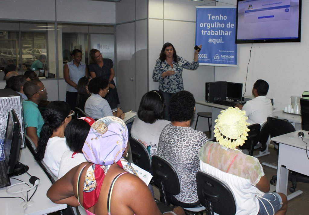 Segundo a coordenadora de Habitação da Secretaria Municipal de Infraestrutura e Defesa Civil, Elaine Menezes, este é o primeiro sorteio de 2014: no ano passado, 3 mil famílias foram beneficiadas com entrega de imóveis pela Prefeitura; segundo a coordenadora, parte dos sorteados de hoje deverão ocupar os imóveis do empreendimento Coração de Maria, localizado nas proximidades da Ceasa (Estrada Cia/Aeroporto) (Foto: Romulo Faro) Segundo a coordenadora de Habitação da Secretaria Municipal de Infraestrutura e Defesa Civil, Elaine Menezes, este é o primeiro sorteio de 2014: no ano passado, 3 mil famílias foram beneficiadas com entrega de imóveis pela Prefeitura; segundo a coordenadora, parte dos sorteados de hoje deverão ocupar os imóveis do empreendimento Coração de Maria, localizado nas proximidades da Ceasa (Estrada Cia/Aeroporto)