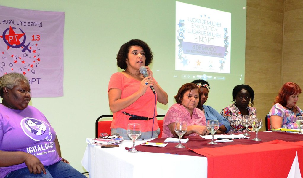 As mulheres militante do Partido dos Trabalhadores apontaram no encontro alusivo ao Dia Internacional da Mulher que foi a partir dos governos Lula e Dilma Rousseff que o Estado brasileiro passou a dar uma ênfase nas políticas públicas do segmento com a criação da Secretaria Especial de Políticas para as Mulheres (SPM), a reestruturação do Conselho Nacional dos Direitos da Mulheres e a elaboração do Plano Nacional de Políticas para o segmento; além das petistas o evento reuniu mulheres dirigentes e militantes das legendas da base de apoio do governo Dilma (Foto: Itevaldo Junior) As mulheres militante do Partido dos Trabalhadores apontaram no encontro alusivo ao Dia Internacional da Mulher que foi a partir dos governos Lula e Dilma Rousseff que o Estado brasileiro passou a dar uma ênfase nas políticas públicas do segmento com a criação da Secretaria Especial de Políticas para as Mulheres (SPM), a reestruturação do Conselho Nacional dos Direitos da Mulheres e a elaboração do Plano Nacional de Políticas para o segmento; além das petistas o evento reuniu mulheres dirigentes e militantes das legendas da base de apoio do governo Dilma