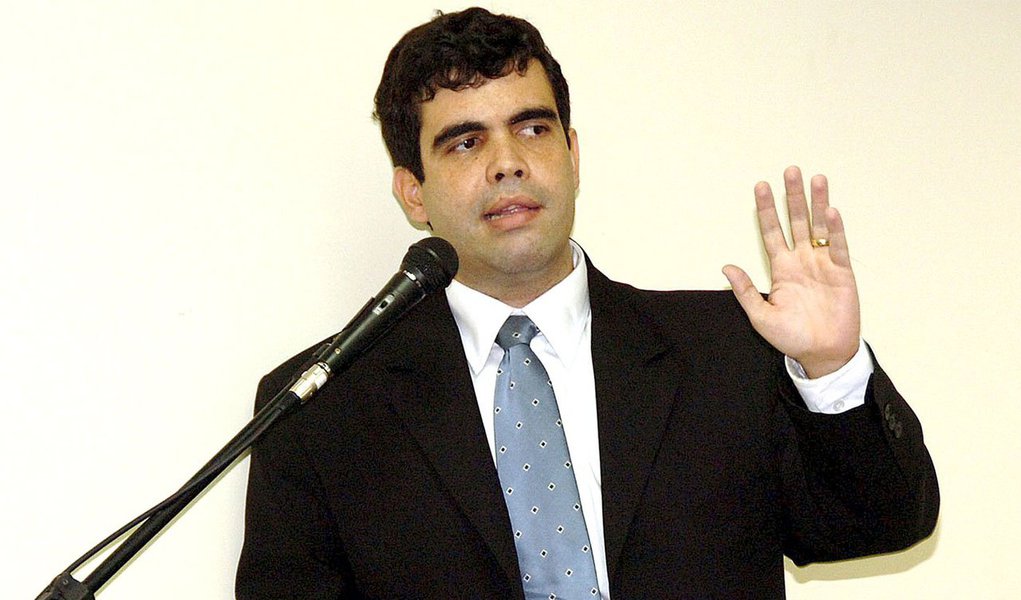 O deputado Manoel Queiroz (PPS) se afastou da Casa oficialmente nesta quinta-feira, para cuidar de um problema no pé; o primeiro suplente da coligação que elegeu Ricardo Ayres é Jorge Frederico (SDD), que está exercendo o mandato na licença do deputado Raimundo Palito (PEN), atual secretário de Trabalho e Desenvolvimento Social do Estado; governista, Ricardo Ayres, que trocou o PMDB pelo PSB, pretende apoiar o candidato a governador indicado pelo Palácio Araguaia e mostrou pouca confiança numa eventual filiação e candidatura do procurador Mário Lúcio Avelar para governador pelo PSB, conforme ventilado pela Executiva Nacional do partido (Foto: Aquiles Lins) O deputado Manoel Queiroz (PPS) se afastou da Casa oficialmente nesta quinta-feira, para cuidar de um problema no pé; o primeiro suplente da coligação que elegeu Ricardo Ayres é Jorge Frederico (SDD), que está exercendo o mandato na licença do deputado Raimundo Palito (PEN), atual secretário de Trabalho e Desenvolvimento Social do Estado; governista, Ricardo Ayres, que trocou o PMDB pelo PSB, pretende apoiar o candidato a governador indicado pelo Palácio Araguaia e mostrou pouca confiança numa eventual filiação e candidatura do procurador Mário Lúcio Avelar para governador pelo PSB, conforme ventilado pela Executiva Nacional do partido
