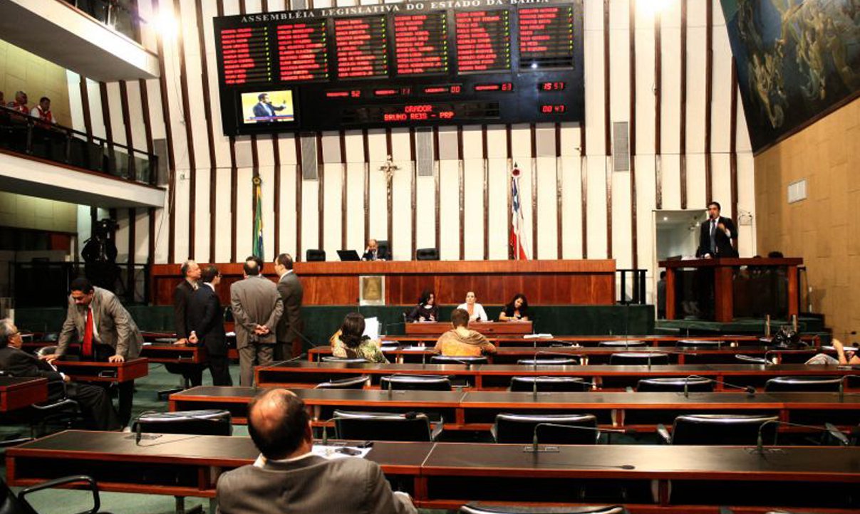 Proposta de Emenda à Constituição (PEC) n⁰ 136/2014 foi aprovada pelos deputados estaduais em segundo turno por 42 votos a favor e sete contrários; matéria modifica texto do artigo 204 da Constituição do Estado e acrescenta, entre outros usos, autorização para que as verbas da exploração de petróleo, gás e outros recursos minerais sejam usadas como aporte para os fundos de previdência dos servidores estaduais; governo pretende arrecadar R$ 1,6 bilhão para cobrir dívidas do Fundo de Previdência dos Servidores da Bahia (Foto: Romulo Faro) Proposta de Emenda à Constituição (PEC) n⁰ 136/2014 foi aprovada pelos deputados estaduais em segundo turno por 42 votos a favor e sete contrários; matéria modifica texto do artigo 204 da Constituição do Estado e acrescenta, entre outros usos, autorização para que as verbas da exploração de petróleo, gás e outros recursos minerais sejam usadas como aporte para os fundos de previdência dos servidores estaduais; governo pretende arrecadar R$ 1,6 bilhão para cobrir dívidas do Fundo de Previdência dos Servidores da Bahia