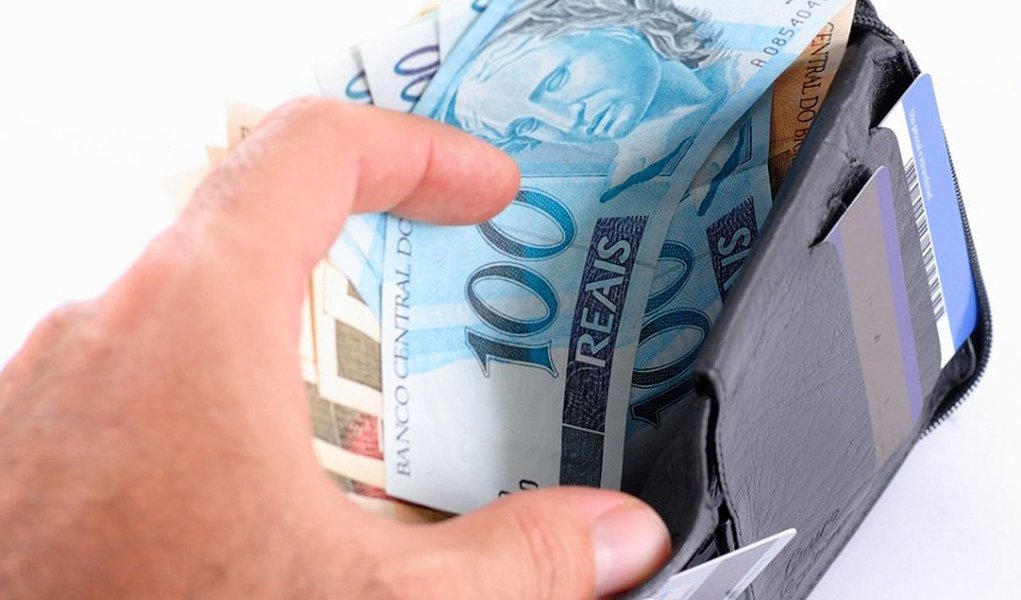 Com estimativa de crescimento da economia de 3% e inflação em 5% para o próximo ano, o governo encaminhou nesta terça-feira 15 ao Congresso o Projeto de Lei de Diretrizes Orçamentárias (LDO-2015); pelo projeto, o salário mínimo será reajustado em 7,71% e vai ficar em R$ 779,79 no ano que vem (Foto: Gisele Federicce) Com estimativa de crescimento da economia de 3% e inflação em 5% para o próximo ano, o governo encaminhou nesta terça-feira 15 ao Congresso o Projeto de Lei de Diretrizes Orçamentárias (LDO-2015); pelo projeto, o salário mínimo será reajustado em 7,71% e vai ficar em R$ 779,79 no ano que vem